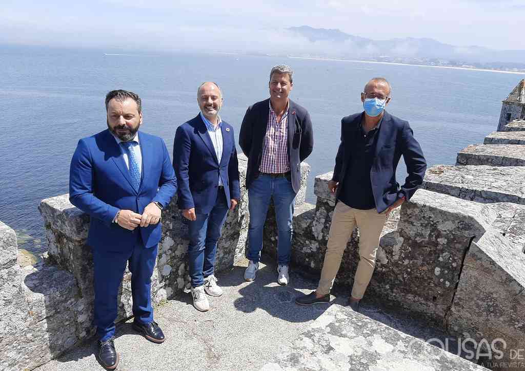 O delegado do Estado, David Regades, asinou o convenio cos alcaldes de Nigrán, Gondomar e Baiona