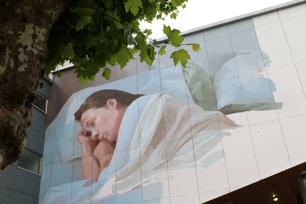 O Multiusos da Xunqueira de Redondela reivindica a eliminación da violencia machista cun excepcional mural da artista Elisa Capdevila