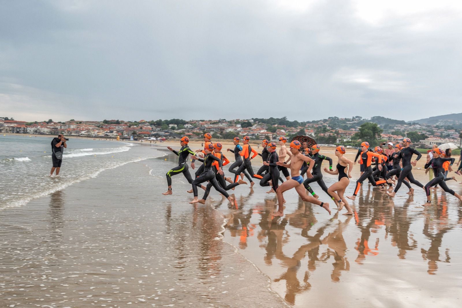 Un total de 450 nadadores participaron en la XII Travesía a nado Costa SerenaGran Premio Concello de Nigrán, que reunió a nadadores de más de 50 clubes de natación de 9 Comunidades autónomas, además de nadadores de Portugal, Inglaterra, Brasil y Estados Unidos, con edades entre los 4 y 72 años. En esta edición, se registró un récord departicipación de mujeres, con 150, el 34% del total, y de niños, con cerca de 50 niños que participaron en los recorridos infantiles de 50 y 150 metros.