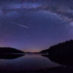 Algunas perseidas cruzan el cielo nocturno sobre un paisaje montañoso de Bulgaria. Al fondo, la Vía Láctea. – Adobe Stock