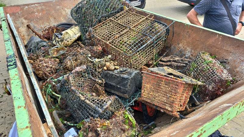 Mergulladores convocados por Afundación retiran case 900 quilos de lixo mariño dos fondos de Bouzas
